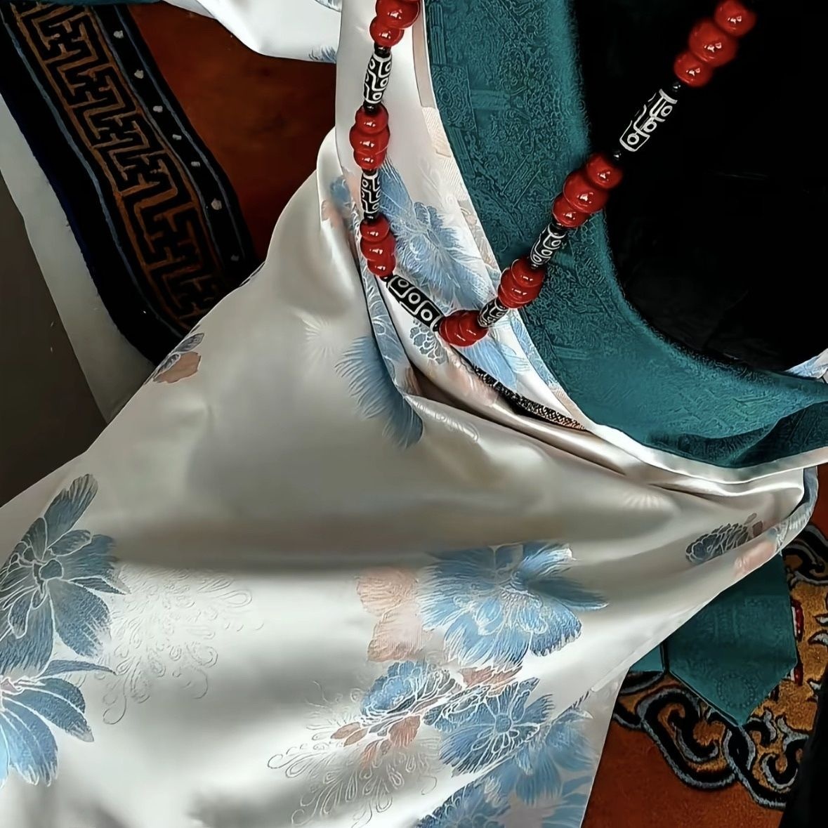 New Women's Bhutanese Tibetan  - Ethnic Fashion Shoot 评论和价格